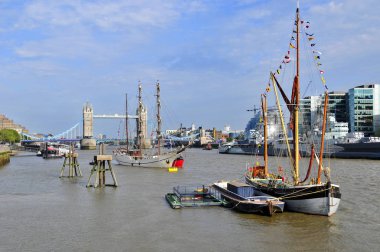 Kraliçe 'nin Elmas Yıl Kutlamaları için bayraklarla süslenmiş tekneler ve arka planda Kule Köprüsü var. 1 Haziran 2012 Londra 'da