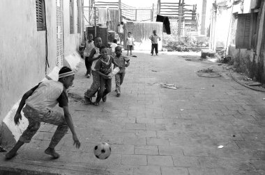 Stone Town ZANZIBAR TANZANIA - 12 Kasım 2011 'de Stone Town Zanzibar Tanzanya' da okulda futbol oynayan çocuklar
