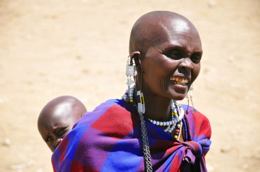 26 Kasım 2011 'de, Serengeti, Tanzanya' da, Masai 'de kadınlar, süslemeleriyle başlarını erkeklerden ayırırlar.