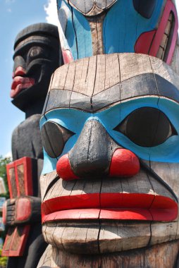 Stanley Park, Vancouver, British Columbia, Kanada 'daki Antik Hint yerlileri tarafından canlı tarihi totem kutupları