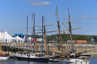Rıhtımdaki Uzun Gemiler 'in ikinci baskısı için, Eski Liman' da ziyaretçileri bekleyen altı uzun gemi var: Niagara, Baltimore II 'nin Gururu, Lynx, Meydan Okuma, Pathfinder II ve St. Lawrence II.