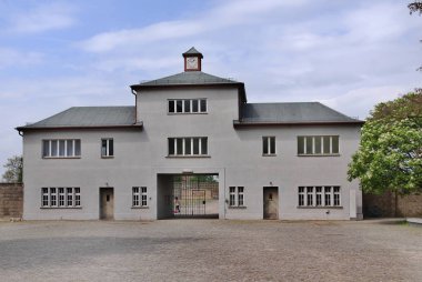 SACHSENHAUSEN ORANIENBURG, GERMANY - 24 MAYIS: 1936 'dan 24 Mayıs 2010' da Sachsenhausen Almanya 'sında siyasi tutuklular için kullanılan Nazi toplama kampının girişi.