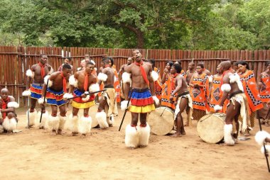 MANZINI, SWAZILAND - 25 Kasım 2010 Manzini, Svaziland 'daki bir Swazi şovunun sunumu sırasında kimliği belirsiz gençler geleneksel giysiler giyip dans ediyorlar. 