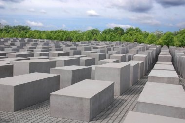 Denkmal kürkü die Juden ermordeten Avrupa (Avrupa 'da öldürülen Yahudilerin anısına), ayrıca Berlin, Almanya' da Yahudi Soykırımı-Anıtı Mahmal olarak da bilinir.