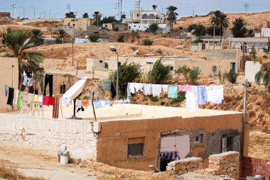 TAMEZRET TUNISIA - 10 29 2007: Tamezret Köyü, ülkenin güneydoğusunda, Matmata 'ya yaklaşık 10 kilometre uzaklıkta bulunan Tunus Berberi köyüdür. 