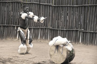 MANZINI, SWAZILAND - 25 Kasım 2010 Manzini, Svaziland 'daki bir Swazi gösterisinde kimliği belirsiz genç erkekler geleneksel giysiler giyer ve dans eder.