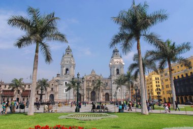 LIMA, Peru - NOVEMBER 24 2009: The Plaza Mayor veya Plaza de Armas, Lima şehrinin doğduğu yerdir. Lima Tarihi Merkezi 'nde yer almaktadır..  