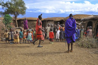Masai kabilesinden kimliği belirsiz Afrikalı bir grup, 13 Ekim 2011 'de Kenya' nın Masai Mara kentinde düzenlenen geleneksel atlama dansını göstermeye hazırlanıyor. Onlar göçebe ve küçük köylerde yaşıyorlar..