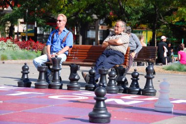 Montreal, Quebec, Kanada 'daki halk parkında dev bir satranç oyunu 