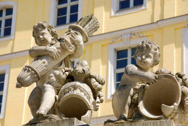 Zwinger Sarayı 'ndan iki bebek heykeli, Dresden, Almanya