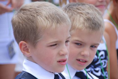 Montreal - 30 Temmuz: Parade des jumeaux au festivalinde kimliği belirsiz çocuklar Rire de Montreal 'i doldurdu. Kanada, Montreal 'de 30 Temmuz 2011' de ikizler sadece gülmek için geçit töreni düzenledi..