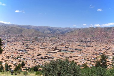 CUSCO PERU - NOV. 25 10: And Dağları 'nın Urubamba Vadisi yakınlarındaki dağlarla çevrili Peru' daki Cusco kentinin kuş bakışı görüntüsü