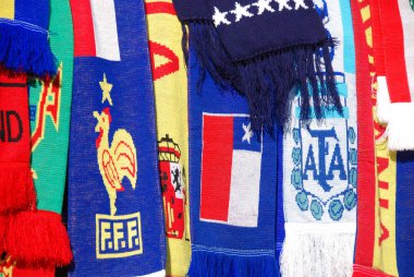 Duvarda renkli işlemeli bayraklar