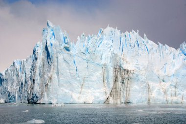 Perito Moreno Buzulu, Arjantin 'in Santa Cruz eyaletindeki Los Glaciares Ulusal Parkı' nda bulunan bir buzuldur. Patagonya 'nın en önemli turistik merkezlerinden biridir.