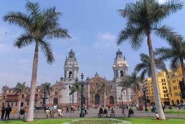 LIMA, Peru - NOVEMBER 24 2009: The Plaza Mayor veya Plaza de Armas, Lima şehrinin doğduğu yerdir. Lima Tarihi Merkezi 'nde yer almaktadır..  