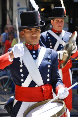 BUENOS ARGENTINE - 17 Kasım 2011 'de Arjantin' in Buenos Bölgesi 'ne gelen İtalyan göçmenlerin anısına asker kostümlü genç adamlar