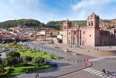 Plaza de Armas (Arma Meydanı), birçok Latin Amerika şehrinin ana meydanı. Meksika 'da bu alan El Zocalo, Orta Amerika' da ise Central Park (Central Park) olarak bilinir. Bazı büyük şehirlerde hem Plaza de Armas vardır.