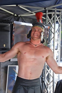 MONTREAL - 14 Ağustos 2010 'da Montreal, Kanada' da düzenlenen Divers / Cite festivalinde Romalı asker gibi giyinen genç adam