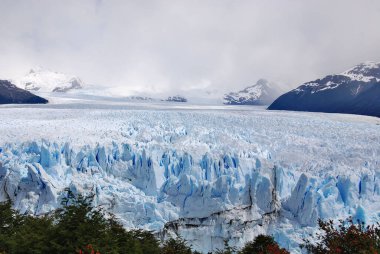 Perito Moreno Buzulu, Arjantin 'in Santa Cruz eyaletindeki Los Glaciares Ulusal Parkı' nda bulunan bir buzuldur. Patagonya 'nın en önemli turistik merkezlerinden biridir.
