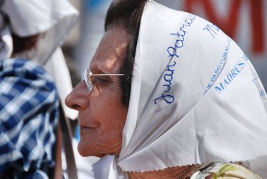 BUENOS AIRES, ARGENTINA - 17 NOV: Kimliği belirsiz bir kadın, Arjantin 'in Buenos Aires kentinde 