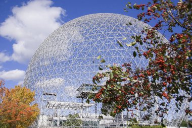 MONTREAL QUEBEC CANADA - 10 2010 Sonbaharda Montreal Biyosfer adı verilen jeodezik kubbe. Suya ve çevreye adanmış bu müze Parc Jean-Drapeau 'da yer almaktadır..