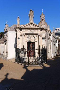 La Recoleta Mezarlığı 'ndaki heykeller Arjantin' in Buenos Aires semtinde yer alan ünlü bir mezarlıktır. Eva Peron da dahil olmak üzere önemli insanların mezarlarını içeriyor..