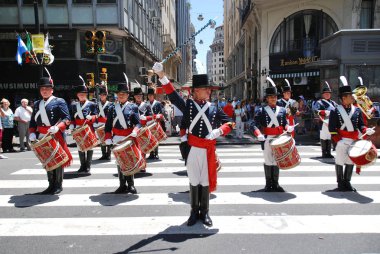 BUENOS ARGENTINE - 17 Kasım 2011 'de Arjantin' in Buenos Bölgesi 'ne gelen İtalyan göçmenlerin anısına asker kostümlü genç adamlar
