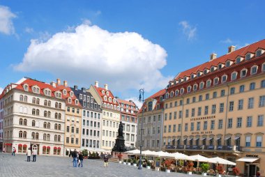 DRESDEN ALMANY - 25 Mayıs: turistler Neumarkt Plaza üzerinde yürümek Dresden iç şehir merkezi ve kültürel olarak önemli bir bölümdür. 25 Mayıs 2010 'da Dresden, Almanya 