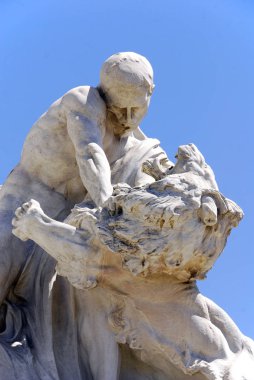 La Recoleta Mezarlığı 'ndaki heykeller Arjantin' in Buenos Aires semtinde yer alan ünlü bir mezarlıktır. Eva Peron da dahil olmak üzere önemli insanların mezarlarını içeriyor..