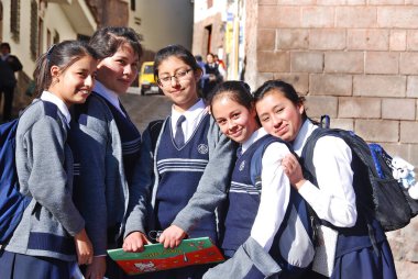 CUSCO PERU - 25 Kasım 2010 'da Cusco Peru' da tanımlanamayan okul kızları portre için poz verdi. Peru kırsalındaki kızların üçte biri ilkokulu asla bitiremez..