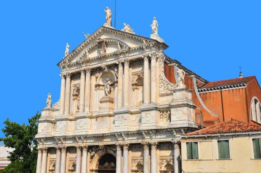 VENICE, İtalya - 19 Haziran 2011 'de İtalya' nın Venedik kentinde gondol ve vaporetto su otobüsleriyle seyahat eden turistler. Venedik 'te günde ortalama 50.000 turist var..