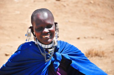 26 Kasım 2011 'de, Serengeti, Tanzanya' da, Masai 'de kadınlar, süslemeleriyle başlarını erkeklerden ayırırlar.