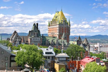 Quebec ve Chateau Frontenac, Quebec, Kanada manzarası. 1980 'lerde Kanada' nın ulusal tarihi bölgesi ilan edildi. Bölge, Aşağı Kanada 'nın İngiliz valilerinin ikametgahıydı.. 