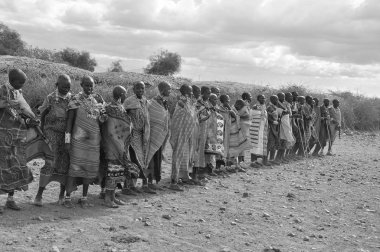 Masai kabilesinden kimliği belirsiz Afrikalı bir grup, 13 Ekim 2011 'de Kenya' nın Masai Mara kentinde düzenlenen geleneksel atlama dansını göstermeye hazırlanıyor. Onlar göçebe ve küçük köylerde yaşıyorlar..