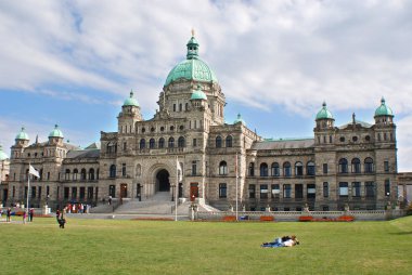 Britanya Kolombiya Parlamentosu binaları Victoria, British Columbia, Kanada 'da bulunmaktadır ve Britanya Kolumbiyası Yasama Meclisi' ne ev sahipliği yapmaktadır..