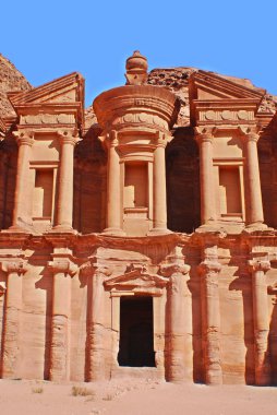 Ad Deir veya El Deir, Ürdün 'ün eski Petra şehrinde kayadan oyulmuş anıtsal bir binadır. Nabatean Klasik Biçiminin bir örneği.