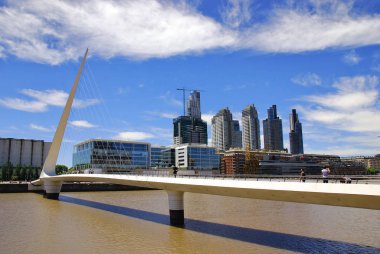 Puente de la Mujer, Arjantin 'in Buenos Aires şehrinin Puerto Madero ticari bölgesinde bulunan bir köprü. 26 Kasım 2011 'de Buenos Aires Arjantin