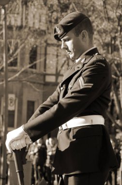 Montreal, Kanada - 6 Kasım 2011 'de Montreal, Kanada' daki anma gününde üniformalı Kanadalı askerler. Günü, Kral V. George anısına 7-11-19 'da ithaf etmiştir..