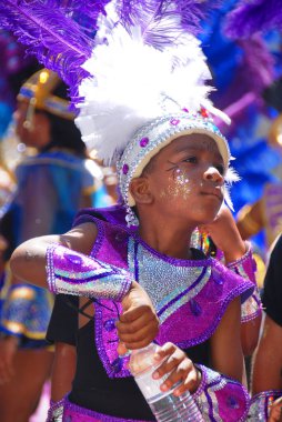 Tanımlanamayan bir kişi, 25 Mayıs 'ta Cape Town, Güney Afrika' da yapılan bir Zulu gösterisinde geleneksel kıyafetler giyer..