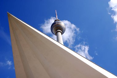 BERLİN GERMANY - 25 Mayıs: Fernsehturm (Televizyon Kulesi), Almanya 'nın başkenti Alexanderplatz' da bulunan 25 Mayıs 2010 'da inşa edildi. 