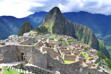 Machu Picchu ya da Machu Pikchu Quechua machu yaşlı, yaşlı, pikchu piramidi; dağ ya da geniş tabanlı ve keskin tepelerle biten bir çıkıntı