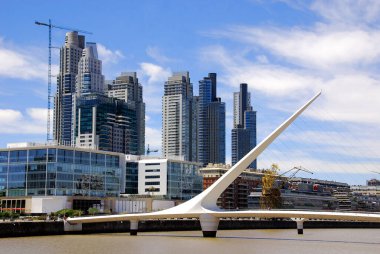 Puente de la Mujer, Arjantin 'in Buenos Aires şehrinin Puerto Madero ticari bölgesinde bulunan bir köprü. 26 Kasım 2011 'de Buenos Aires Arjantin