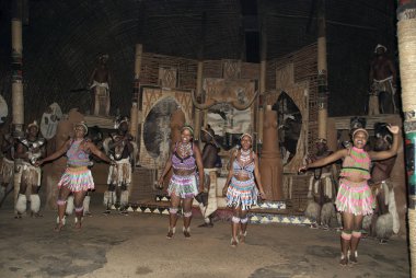 Tanımlanamayan Zulu dansçıları, 27 Kasım 2010 'da Shakaland Zulu Kültür Köyü, KwaZulu-Natal, Güney Afrika' da yapılan Zulu gösterisinde geleneksel Zulu kıyafetleri giyerler.