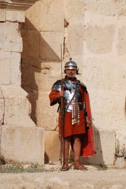 Ürdünlü adam 25 Kasım 2009 'da Ürdün' ün başkenti Jerash 'ta bir Roma ordusunun yeniden canlandırma gösterisi sırasında Romalı asker gibi giyinmişti.