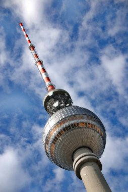 BERLİN, GERMANY - 25 MAYIS: Fernsehturm (Televizyon Kulesi) 25 Mayıs 2010 'da Almanya' nın başkenti Alexanderplatz 'da inşa edildi.