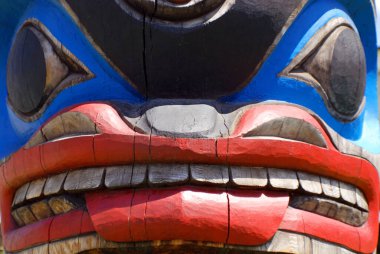 Stanley Park, Vancouver, British Columbia, Kanada 'daki Antik Hint yerlileri tarafından canlı tarihi totem kutupları