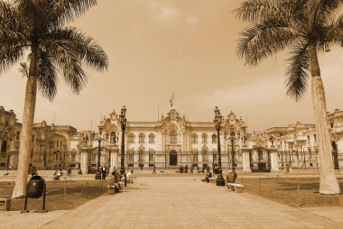 LIMA, Peru - NOVEMBER 24 2009: The Plaza Mayor veya Plaza de Armas, Lima şehrinin doğduğu yerdir. Lima Tarihi Merkezi 'nde yer almaktadır..