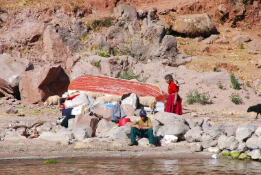 22 Kasım 2010 'da Titicaca Gölü' nde, Peru Gölü 'nde, Peru' da, Peru Gölü kıyısında yaşayan yaşlı insanlar. Ulusal yoksulluk oranı yüzde 50 'nin üzerinde..