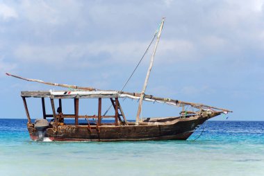 ZANZIBAR, TANZANIA - 21 Ekim 2011 'de Nungwi Köyünde balıkçı teknesi. Zanzibar Adası, Tanzanya. Nungwi geleneksel olarak Zanzibar 'ın dhow-building endüstrisinin merkezidir.