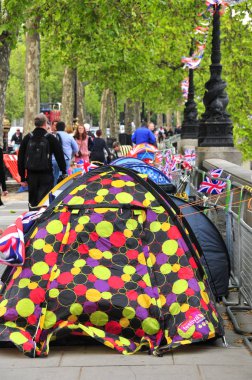 1 Haziran 2012 'de Londra' da düzenlenen Thames Nehri 'nin kıyısındaki çadırda, Thames Elmas Jübile tekneleri geçit törenine tanık olan kimliği belirsiz insanlar uyur..